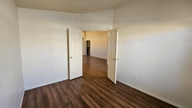 Building Photo - NW 4 Bedroom 2.5 Bath Home Available now!