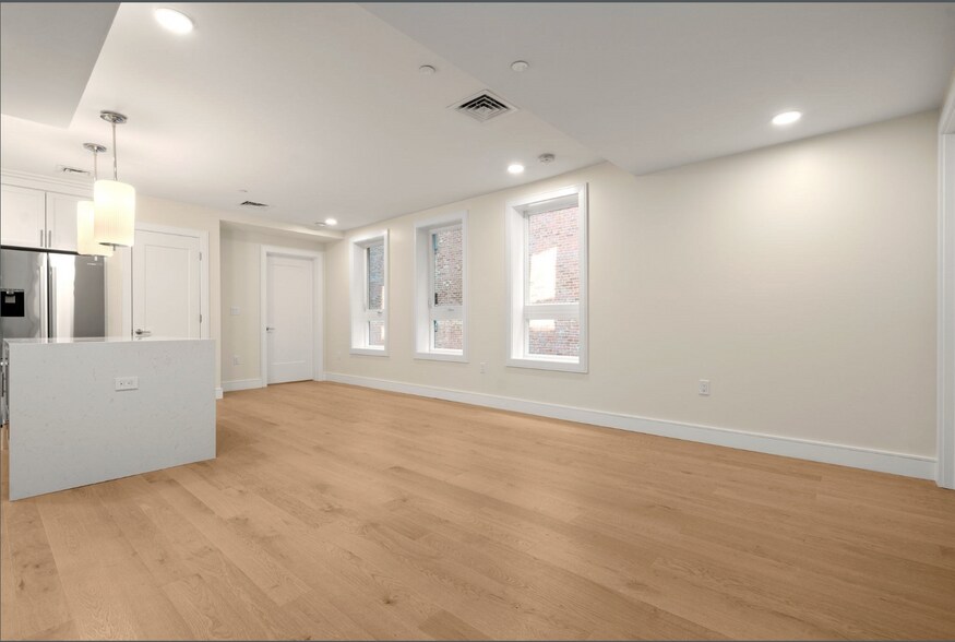 Building Photo - 305 Border St