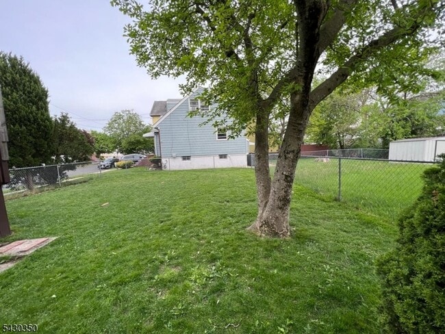 Building Photo - 301 W Elm St