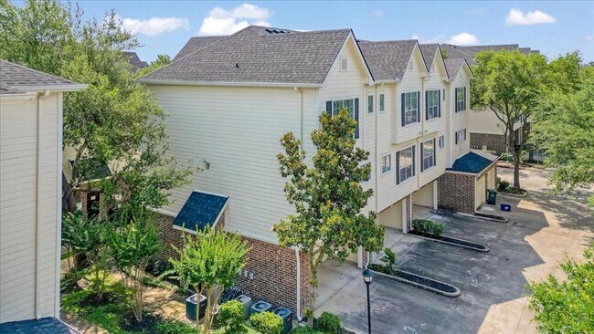 Building Photo - 9200 Westheimer Rd