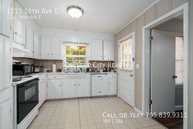 Building Photo - 1213 16th Ave E