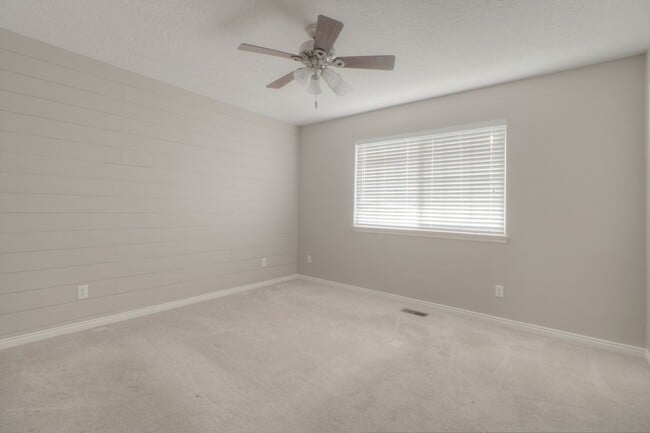 Building Photo - Pet Friendly! Cute 2 Bedroom 1.5 Bath in Midway!!