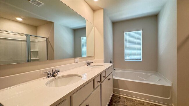 Building Photo - 569 King Vlg