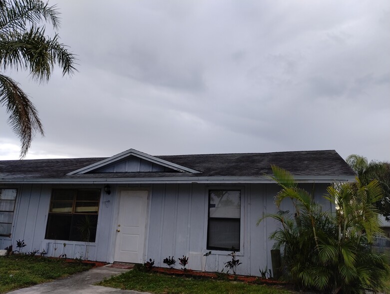 Front of North half duplex - 9018 SE Hobe Ridge Ave