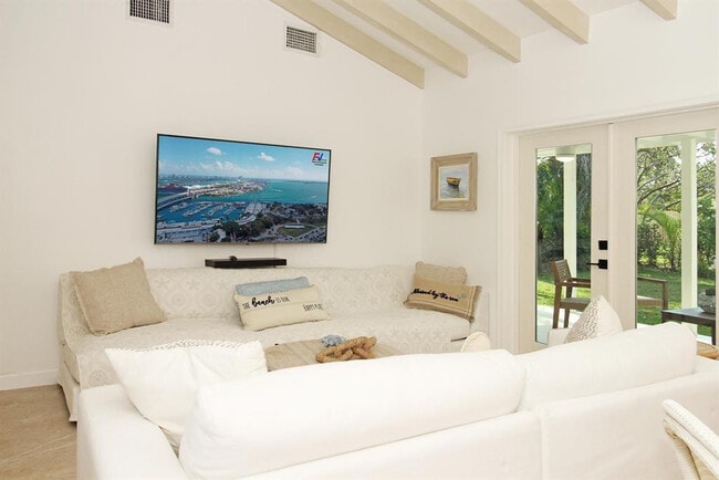 Building Photo - 221 Princeton Dr