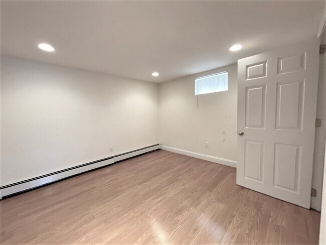 Building Photo - 146 Hibbert St