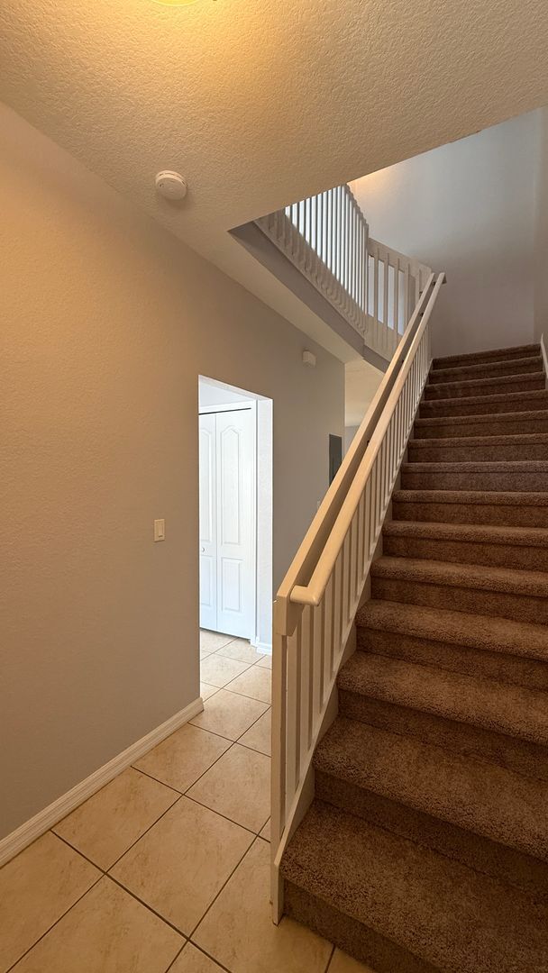 Building Photo - Spacious 4-Bed, 3-Bath End Unit Townhome w...