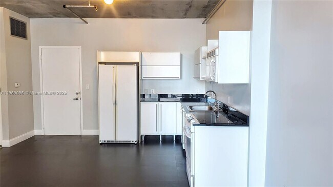 Building Photo - 690 SW 1st Ct
