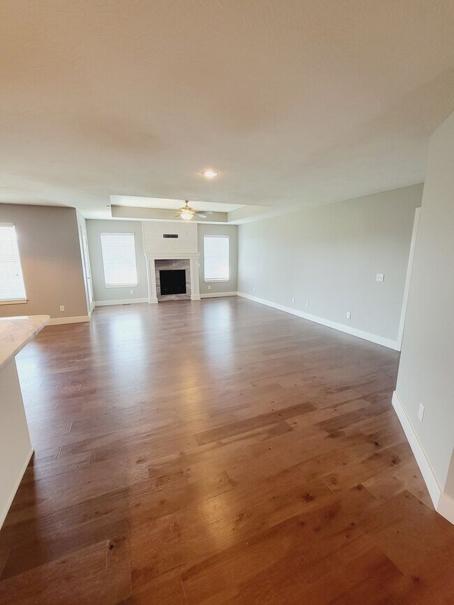 Building Photo - Luxuary in River Pointe Subdivision - Ozark!