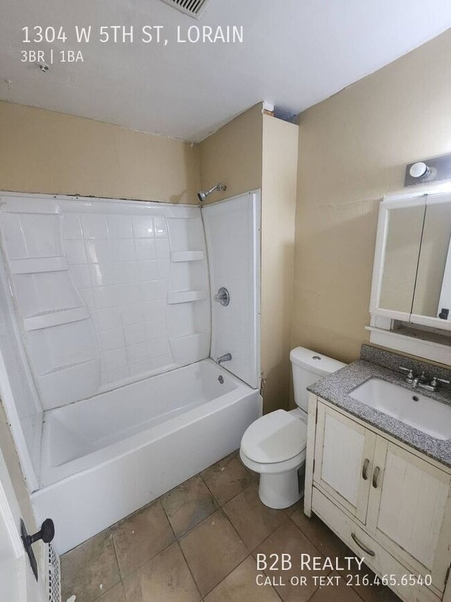 Building Photo - 1304 W 5th St