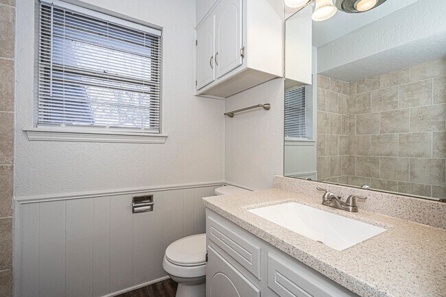 Building Photo - Great  3 Bed 2 Bath in Yukon!