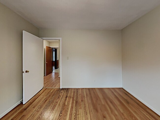 Building Photo - 204 Leach Cir