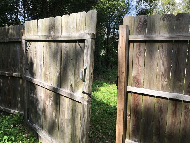 Building Photo - Large 4 Bedroom, 2 Bathroom House