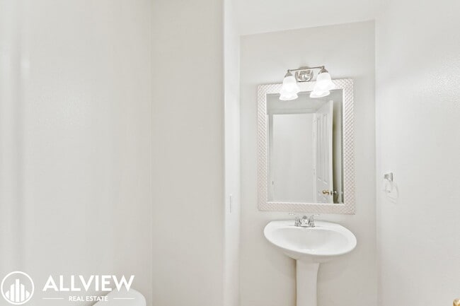 Building Photo - Bright & Spacious 3-Bedroom 2.5 Bath Home in Gated Oak Creek Community