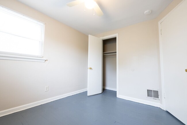 Building Photo - 2818-2820 Vanderberg Ave