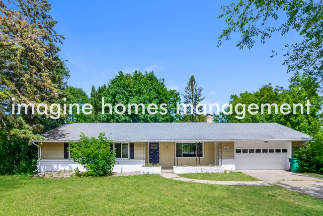 Building Photo - Large 4 Bedroom Single Family Home in Minn...