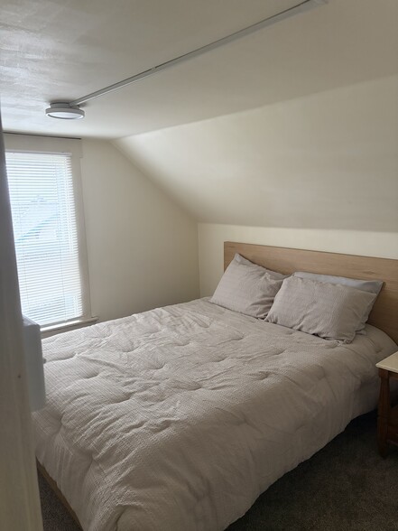 Building Photo - 657 Florence Ave