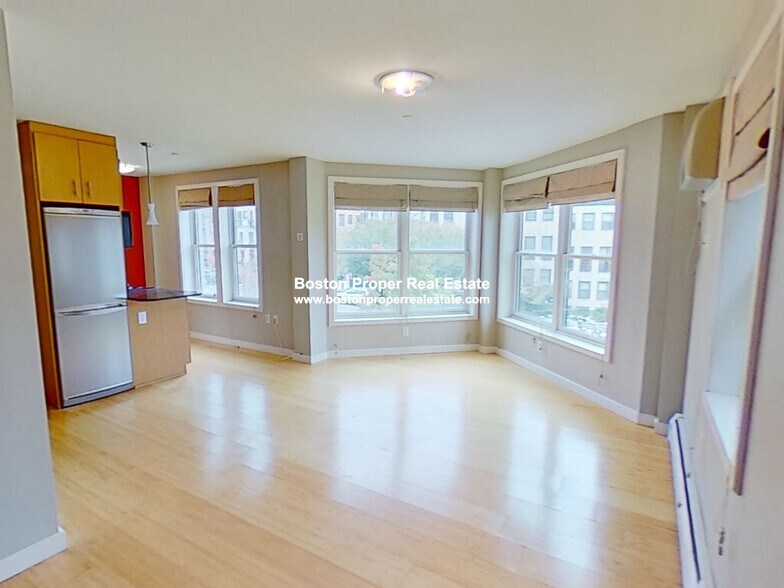 Building Photo - 461 Park Dr