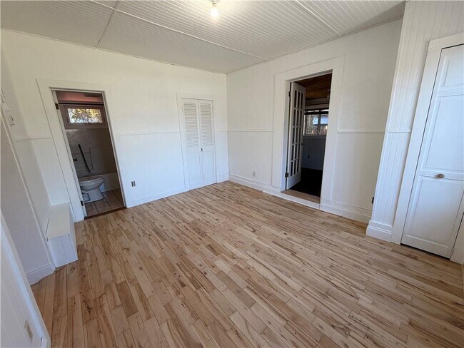 Building Photo - 112 King Phillip St