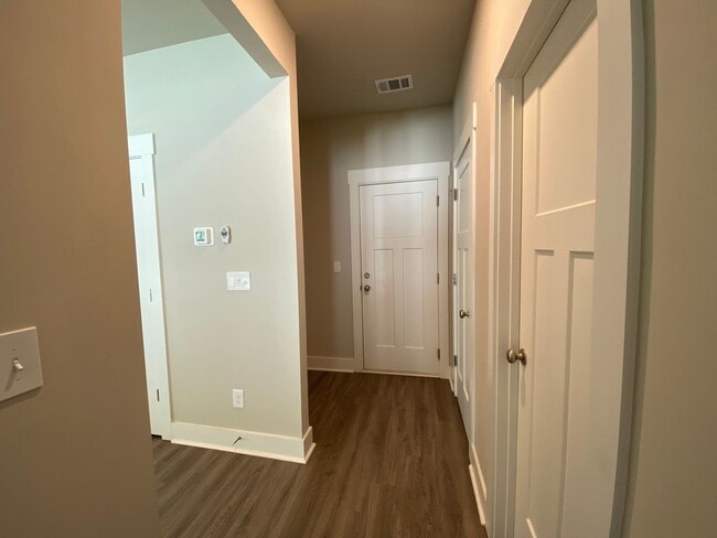 Building Photo - 5 bedrooms 3 bathroom Smart Home