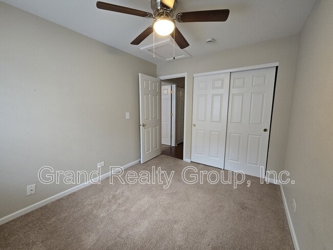 Building Photo - 250 W Whispering Oaks Ln