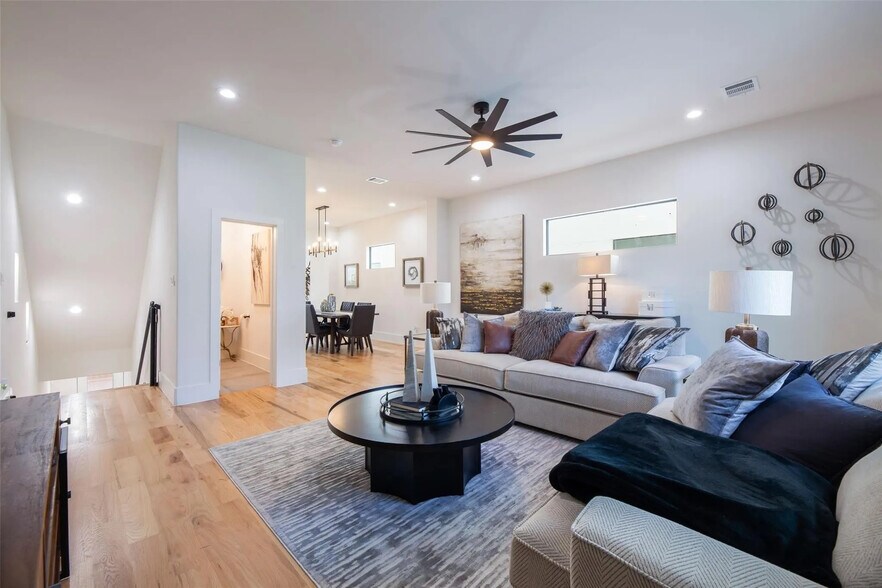 Building Photo - Room in Duplex on Avenue L