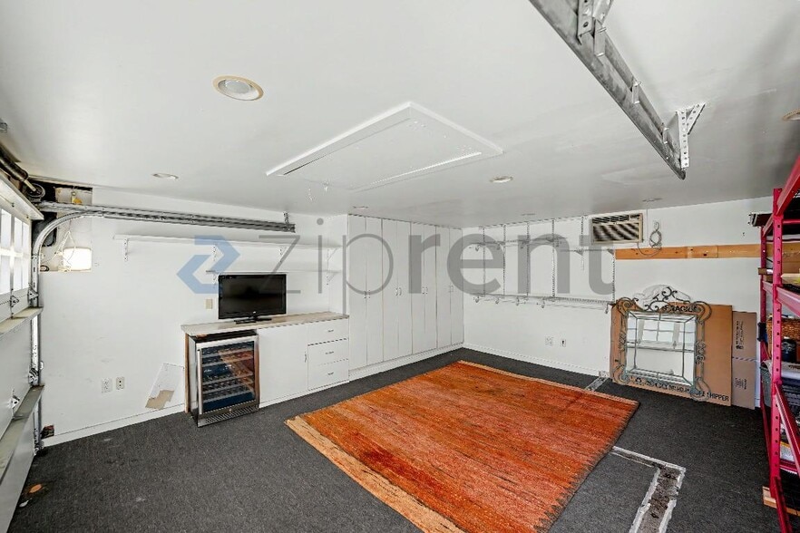 Building Photo - Unit