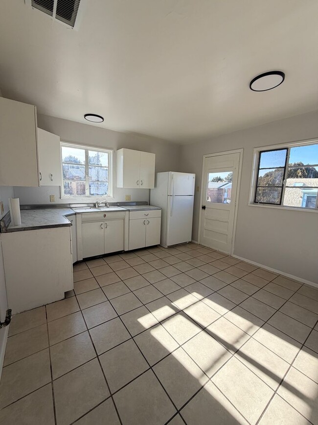 Building Photo - 402 E 18th St