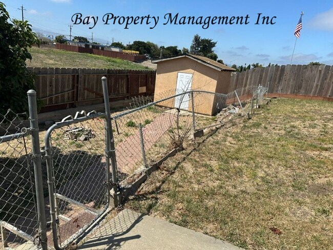 Building Photo - Lovely 3 bedroom 2 bath home with pets considered!