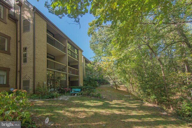 Building Photo - 1665 Parkcrest Cir