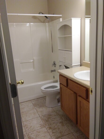 Main bath - 3013 N Fremont Ave