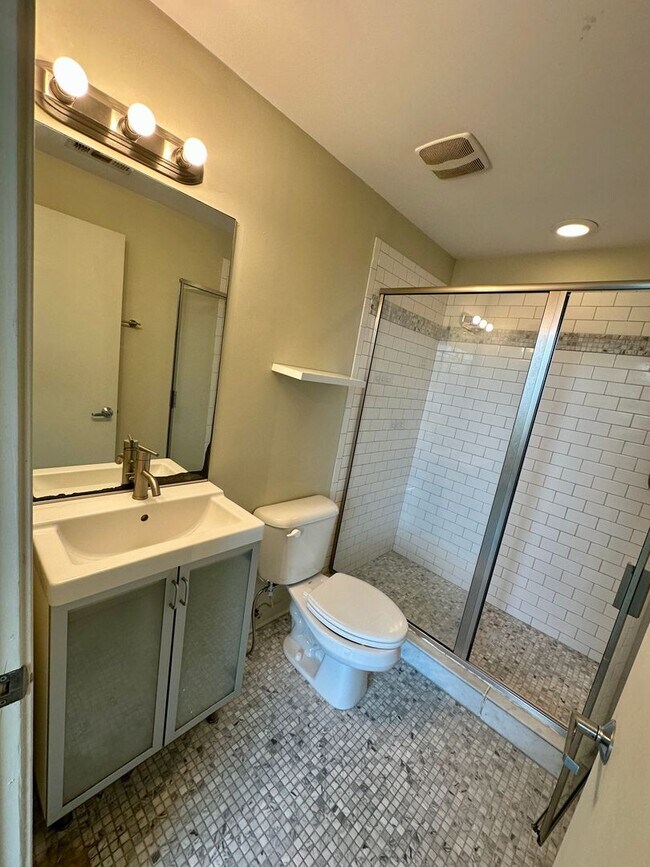 Building Photo - 2 BED | 2.5 BATH | URBAN CONDO | DOWNTOWN ...