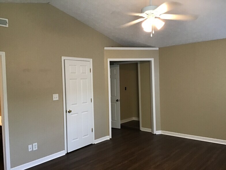 Building Photo - 1196 River Ridge Dr