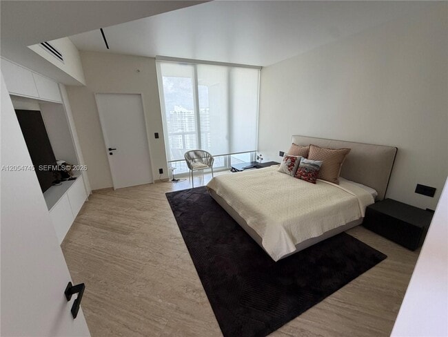 Building Photo - 16425 Collins Ave