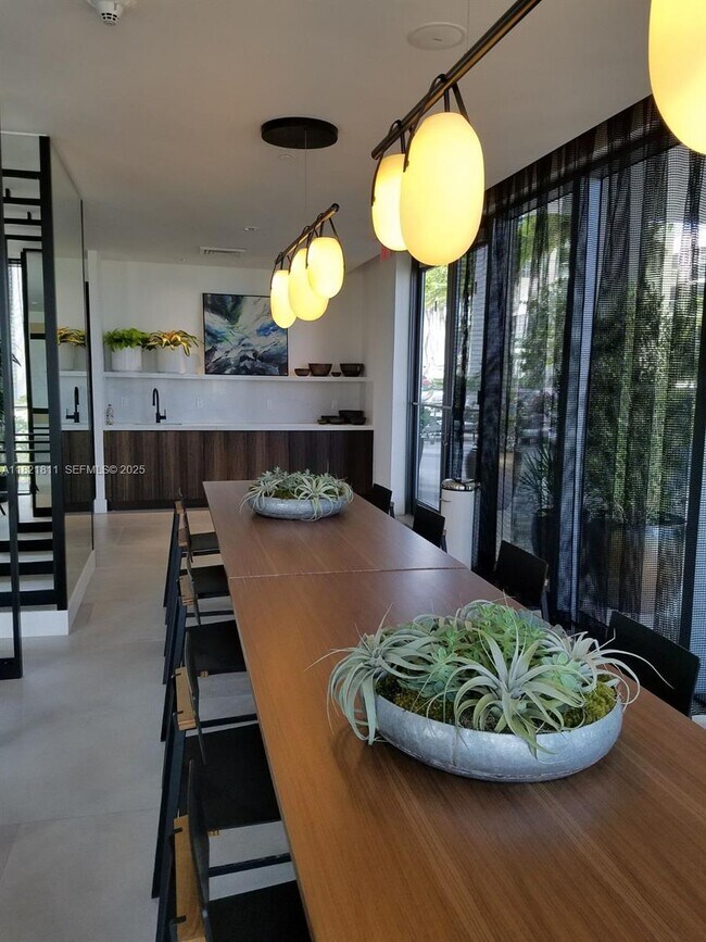 Building Photo - 121 NE 34th St