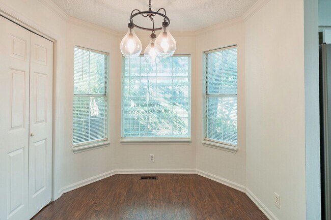 Building Photo - 348 N Birchwood Dr