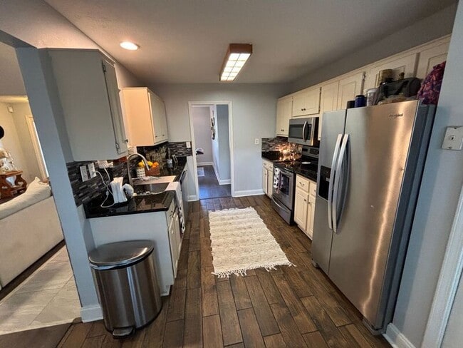 Building Photo - 454 Fernwood Cir