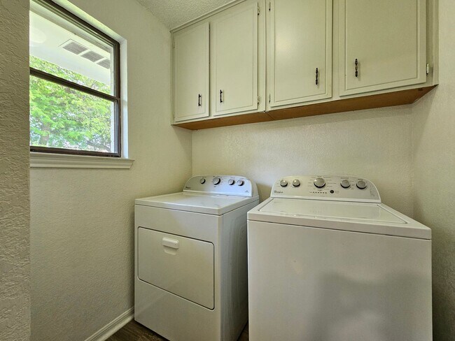 Building Photo - AVAILABLE NOW!