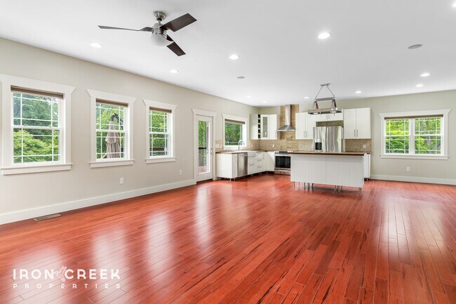 Building Photo - Beautiful Contemporary Home North of Downt...