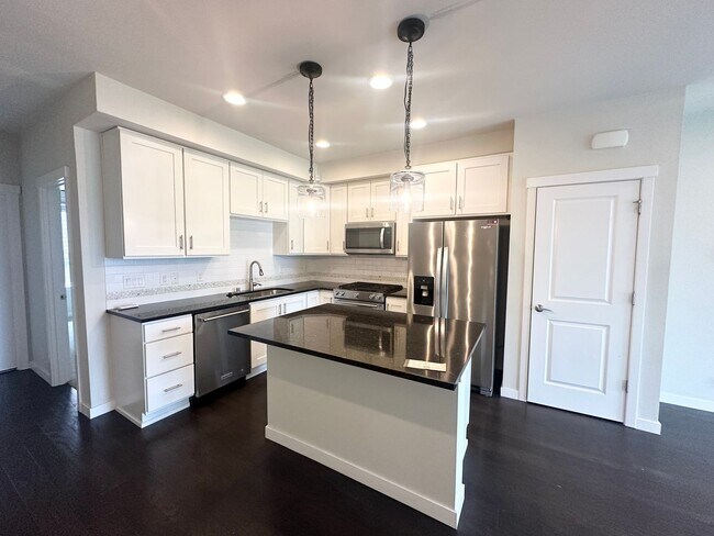 Building Photo - Modern 2-bed, 2-bath Townhome in Shoreline.