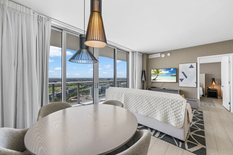 Building Photo - 4010 S Ocean Dr