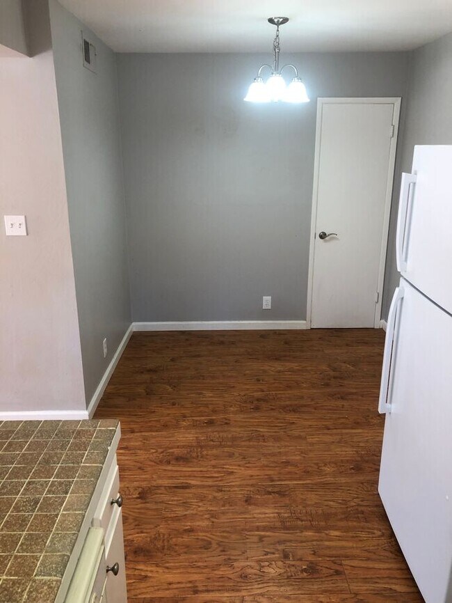 Building Photo - 3 bed 2 bath home for rent in SkyPark area...