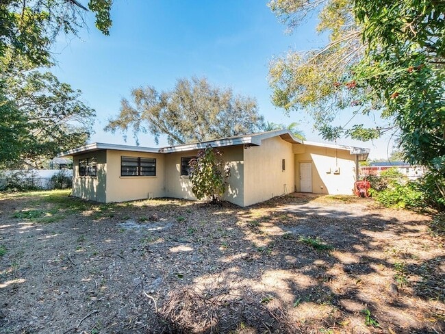 Building Photo - 2242 Indian Ave S