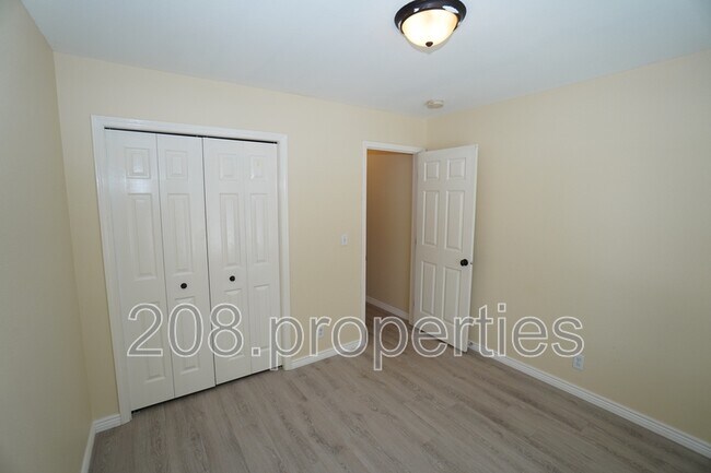 Building Photo - 5903 S Snowdrop Pl