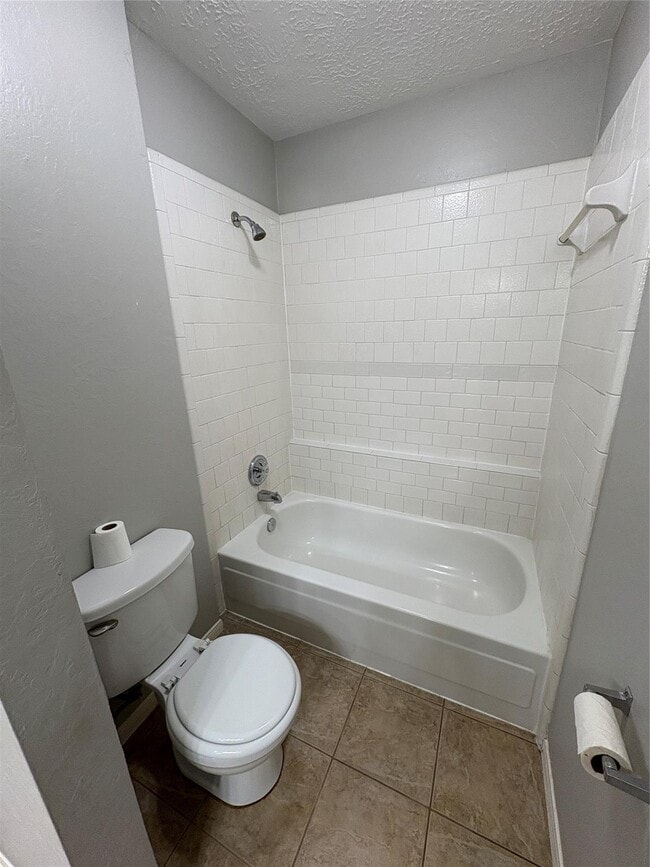 Building Photo - 1014 Stoneleigh Ct