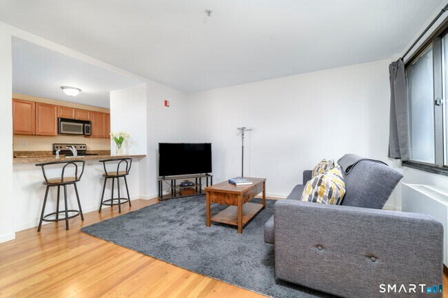 Building Photo - 300 Broad St