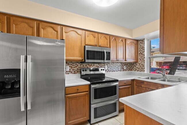 Building Photo - Town Home For Rent in Town 'n' Country!