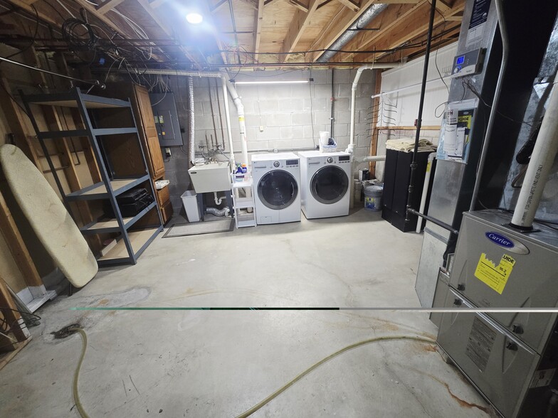 Building Photo - 8145 S White Oak Dr