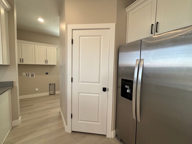 Building Photo - SPACIOUS HOME FOR RENT!