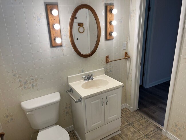 Building Photo - Charming 2 Bedroom with HUGE Yard!
